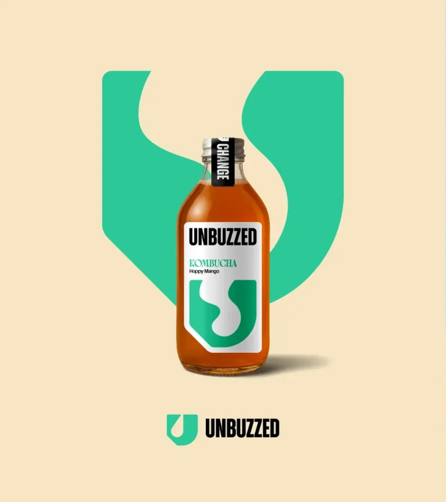 Minimalistický plagát s fľašou UNBUZZED vloženou do veľkého tyrkysového symbolu písmena U