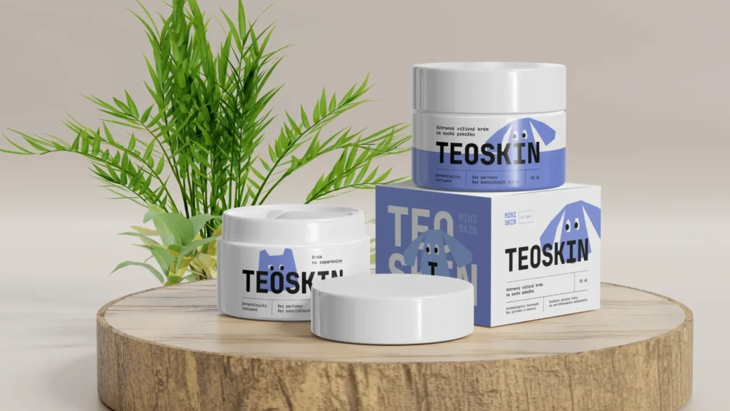 Kelímky a krabička TEOSKIN naaranžované na drevenom podstavci s rastlinou